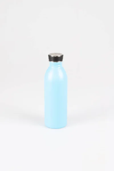 Garrafa Água Azul Sustentável Ecológica Reutilizável Elegante Fundo Cinza Claro — Fotografia de Stock