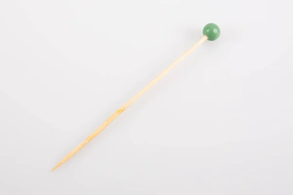 Φυσικές Ξύλινες Οδοντογλυφίδες Πράσινη Μπάλα Απομονώνονται Λευκό Φόντο — Φωτογραφία Αρχείου