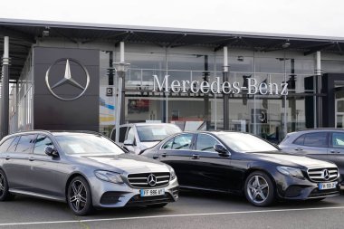 Bordeaux, Aquitaine / Fransa - 01: 15 2020: Mercedes bayiliği Mercedes-Benz Alman otomobil üreticisi imzalı garaj