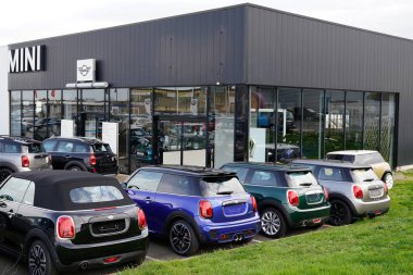 Bordeaux, Aquitaine / Fransa - 01: 15 2020: Mini araba otomobilleri Mini Cooper bayii dükkanına park edildi