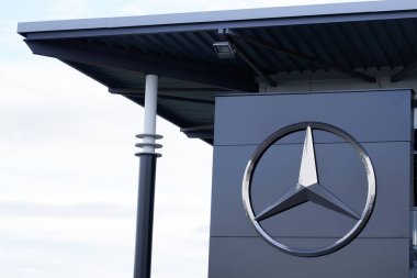 Bordeaux, Aquitaine / Fransa - 01: 15 2020: Mercedes Benz logo tabelacısı Automobile marka otomobil galerisi