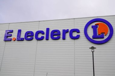 Bordeaux, Aquitaine / Fransa - 01: 15 2020: Eleclerc binası açık hava duvarındaki süpermarket logosu