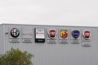 Bordeaux, Aquitaine / Fransa - 01: 15 2020: Fiat Abarth logosu Alfa Romeo lancia tabelası ve Jeep mağazası profesyonel araba galerileri Chrysler Dodge ram shop