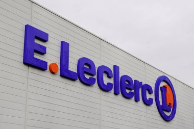 Bordeaux, Aquitaine / Fransa - 01: 15 2020: E.Leclerc imzalı Fransız logosu süpermarket levazım mağazası ön cephesi