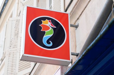 Bordeaux, Aquitaine / Fransa - 01: 15 2020: Tur logosu seyahat acenteleri ağ imza bürosu