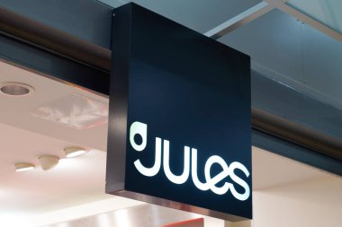 Bordeaux, Aquitaine / Fransa - 01: 15 2020: Jules Logo mağazasının ön tabela dükkanı Fransız marka moda perakendecisi erkek giyim mağazası