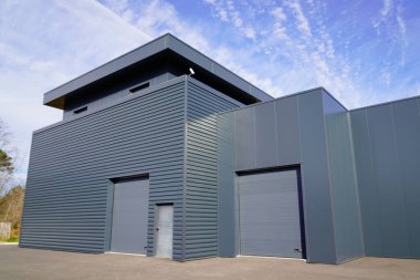 Gri bölüm kapılı modern gri depo hangarı.