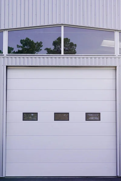 Фасад Серый Металлический Промышленный Склад Закрытые Ворота Белые Двери — стоковое фото