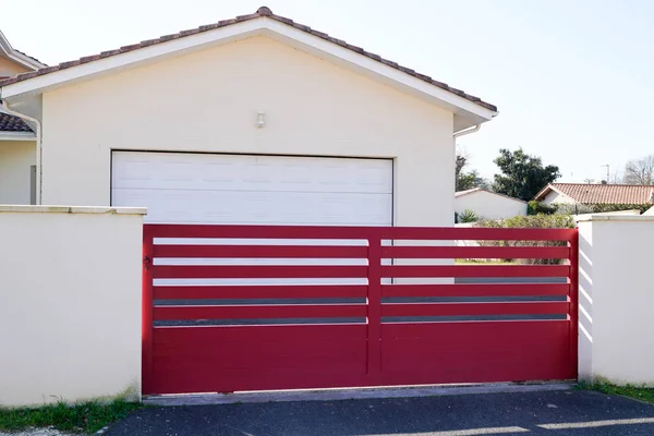 Grande Clôture Métallique Rouge Acier Sur Rue Maison Moderne — Photo