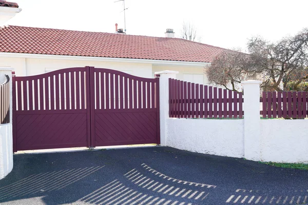 Portes Entrée Métal Rouge Dans Une Maison Neuve Moderne — Photo