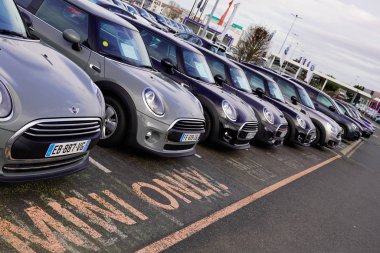 Bordeaux, Aquitaine / Fransa - 01: 20 2020: Mini arabalar ikinci el Cooper bayiliğinin dışında sergileniyor