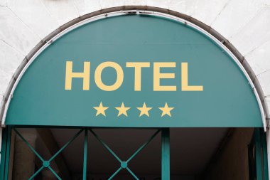 Dört yıldızlı otel tabelası.