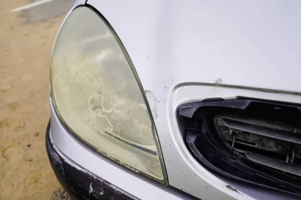 Farol Carro Plástico Dianteiro Nebuloso Não Polido Nublado Idade Conceito — Fotografia de Stock