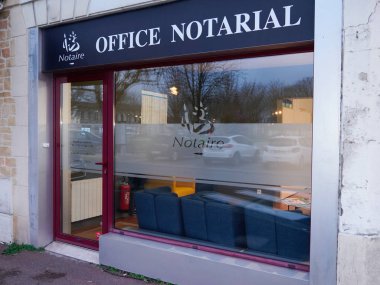 Fransızca noter, ofis giriş plakası noteri anlamına gelir.