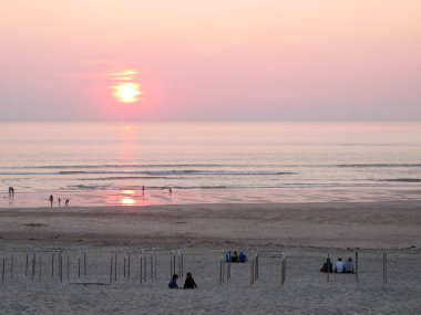 Solac 'ta gün batımı Gironde France Avrupa' da turistlerle kumsalda