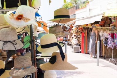 hasır şapka dükkanı turistik sokak pazarı Andernos les bains 'de hediyelik eşya dükkanı satıyor.