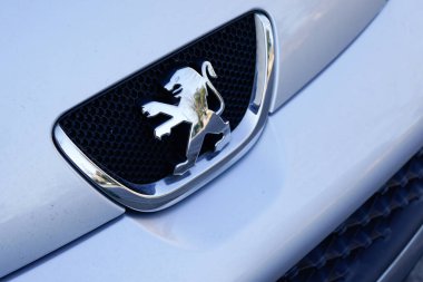 Bordeaux, Aquitaine / Fransa - 01: 15 2020: Fransız otomobil logosu üreticisinin ön tabelaları