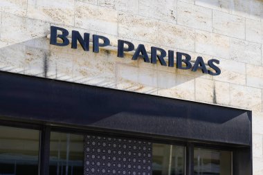 Bordeaux, Aquitaine / Fransa - 01: 15 2020: bnp Paribas logosu imzası Paris Fransız çokuluslu banka yeşil işaret ofisi