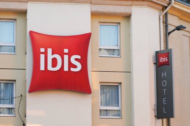 Bordeaux, Aquitaine / Fransa - 01 18 2020: Ibis oteli kırmızı logo giriş işareti