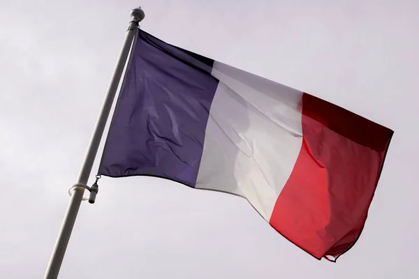 Размахивая Французским Флагом Против Серых Облаков Неба — стоковое фото