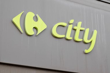 Bordeaux, Aquitaine / Fransa - 01: 15 2020: Carrefour şehir süpermarketi yeşil logo markası hipermarket işareti