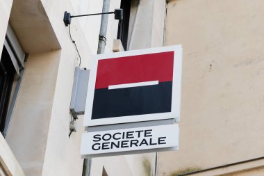 Bordeaux, Aquitaine / Fransa - 01: 15 2020: Societe generale logo mağazası Fransız bankası tabelası sokak cephesi dükkanında