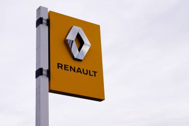 Bordeaux, Aquitaine / Fransa - 01: 15 2020: Renault bayii araba mağazası amblemi bulutlu gökyüzünde