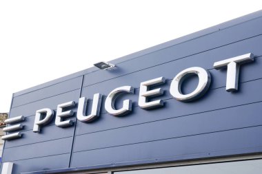 Bordeaux, Aquitaine / Fransa - 01 22 2020: Peugeot arabası mavi bina mağazası logo bayii aslan otomobil dükkanı imzaladı