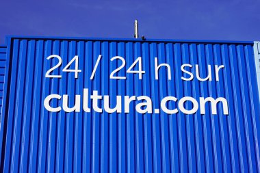 Bordeaux, Aquitaine / Fransa - 01 22 2020: Cultura.com tabelalı kültür logosu ön cephe mağazası