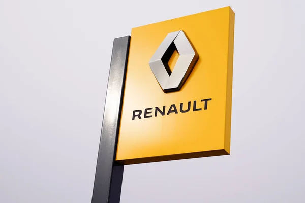 Bordeaux Aquitaine France 2020 Renault Car Sign Text Логотип Жовтого — стокове фото