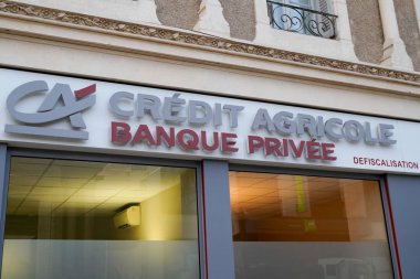 Bordeaux, Aquitaine / France - 01 22 2020: Credit Agricole banque privee logo ca tabelasının ön büro vitrininde