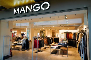 Bordeaux, Aquitaine / Fransa - 01 22 2020: Mango İspanyol giyim mağazası alışveriş merkezinin önündeki tabela
