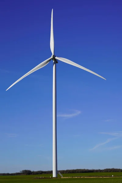 Turbina Eólica Verano Día Arriba Colorido Cielo Azul Concepto Energía — Foto de Stock