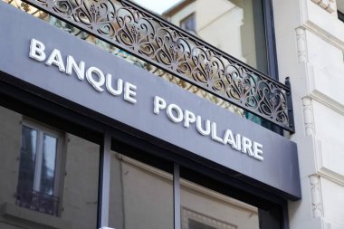 Bordeaux, Aquitaine / Fransa - 01: 15 2020: Bankadaki nüfus logosu büro mağazasının ön cephesini imzaladı