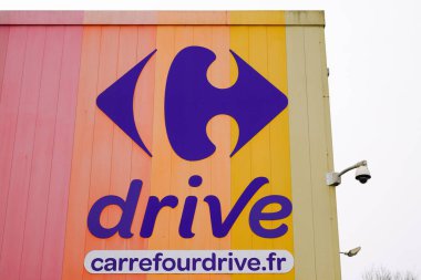 Bordeaux, Aquitaine / Fransa - 01: 15 2020: Carrefour Drive supermarket amblemi Fransız hipermarket markası