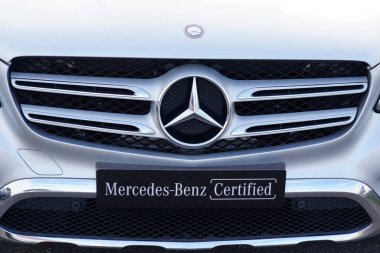 Bordeaux, Aquitaine / Fransa - 01: 15 2020: Mercedes Benz logosu gri işaret tabelalı otomobil ızgarası Alman otomobil otomobil üreticisi