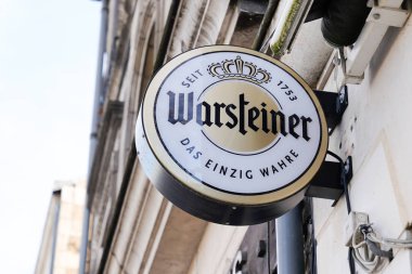 Bordeaux, Aquitaine / Fransa - 01: 15 2020: restoran bar duvarında warsteiner bira tabelası logosu