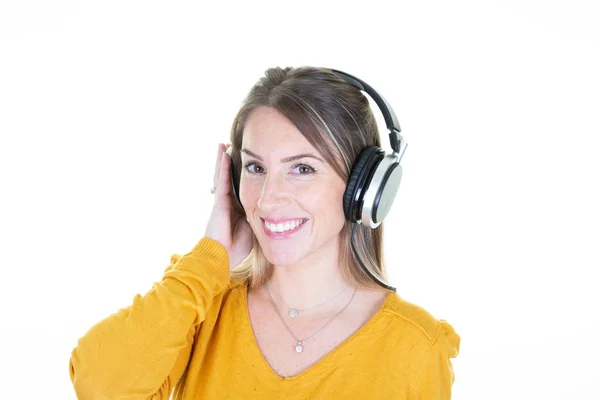 Χαρούμενη Νεαρή Γυναίκα Χαμογελώντας Φορώντας Κίτρινο Πουλόβερ Ακούγοντας Μουσική Στα — Φωτογραφία Αρχείου