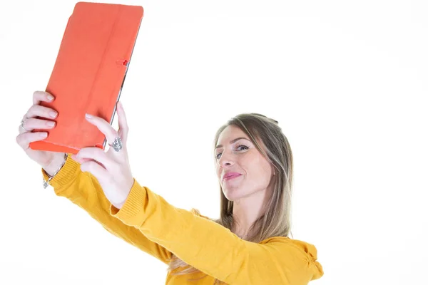 Retrato Jovem Mulher Atraente Fazendo Foto Selfie Com Computador Tablet — Fotografia de Stock