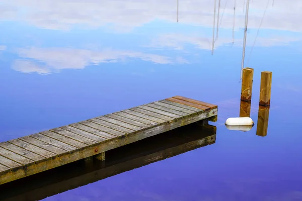 Cielo Reflexión Agua Sobre Madera Pontón Lago Sanguinet Las Landas — Foto de Stock