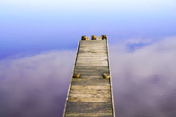 Pontón Madera Lago Parece Flotar Cielo Con Reflejo — Foto de Stock
