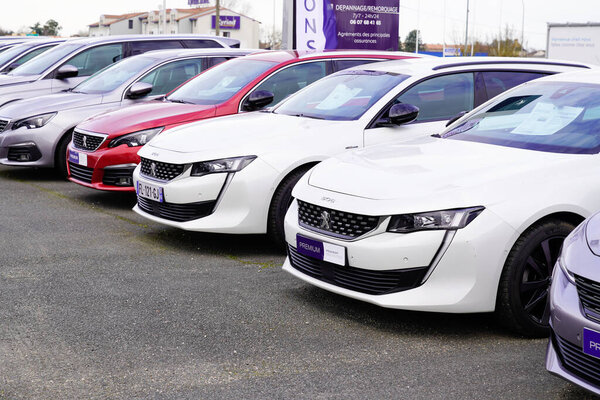 Бордо, Аквитания / Франция - 02 01 2020: линия автомобилей Peugeot для продажи в магазине логотипа автомобиля знак дилерского магазина подержанных
