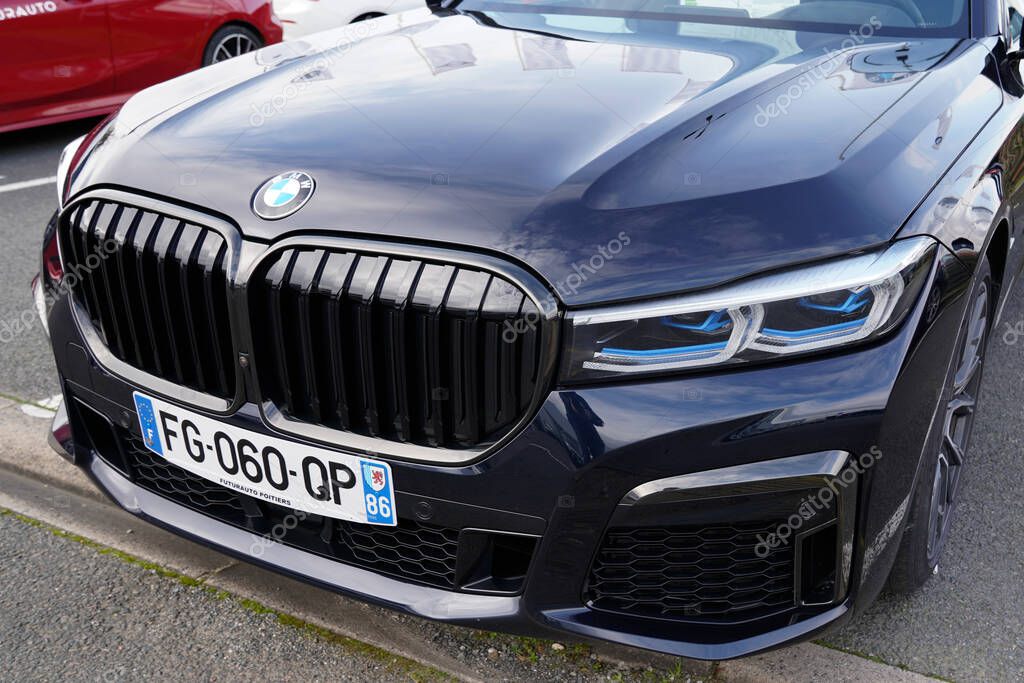 Bordeaux , Aquitaine / France - 02 01 2020 : BMW 7 Series X7 xDrive 40i logo sign front view modern new car