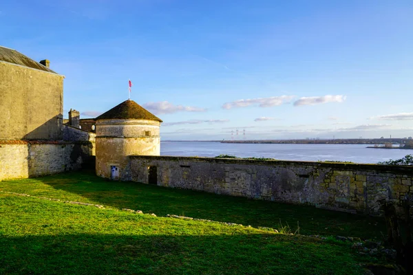 Muralhas Medievais Aldeia Bourg Sur Gironde Com Vista Para Rio — Fotografia de Stock