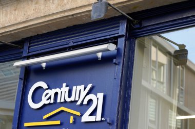 Bordeaux, Aquitaine / France - 02 02 02 2020: Century 21 US, Fransa 'daki emlak mağazası broker ofis dükkanını imzaladı