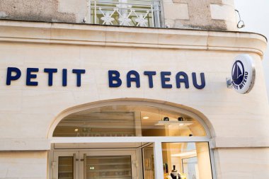 Bordeaux, Aquitaine / France - 02 02 02 2020: Petit Bateau butik mağazası logosu Fransız bebek giyim mağazası