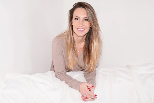 Woman Relaxing House Couch Home Smiling Beauty Portrait — Stock Photo, Image