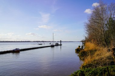 Garonne Nehri Fransa 'sında demirleyen gemiler için bir duba panoraması