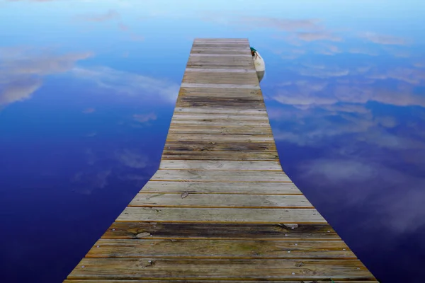 Pontón Madera Lago Azul Parece Flotar Cielo Con Reflejo Espejo — Foto de Stock