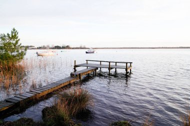 Gündoğumu odunu erişimi balıkçı teknesi ahşap duba Gün batımı Hourtin Gölü Gironde France